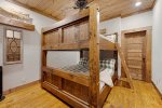 Copperline Lodge - Lower Level King Bunk Bed